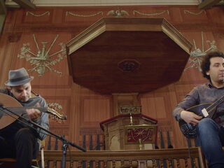 DuoDuo: ud en baglama in de kerk in Beets