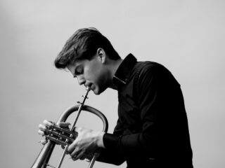 Jonge mensen maken muziek in Gelderland