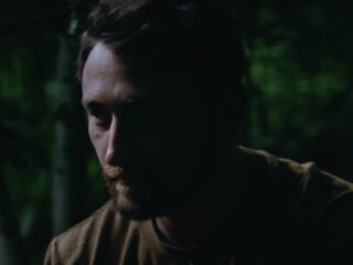 Here, minimalistische film met mooi ingetogen muziek