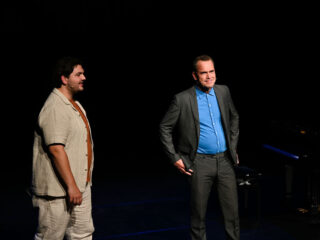 Ex-psychiater Bram Bakker met verslaafde zoon op de planken: 'Het heeft ons veel gebracht'