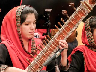 Vrouwenorkest Afghanistan speelt weer,… in Qatar