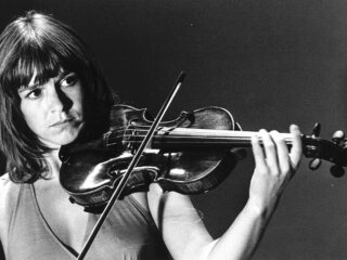 Violist Vera Beths ontvangt Oeuvreprijs