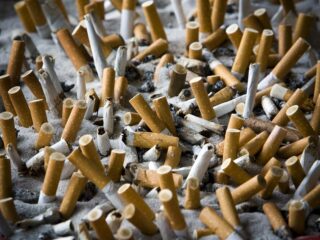 Peuken rapen voor festivalkaartje