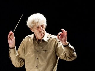 Reinbert de Leeuw - grootheid achter de piano, inspirerende dirigent én beruchte ontregelaar