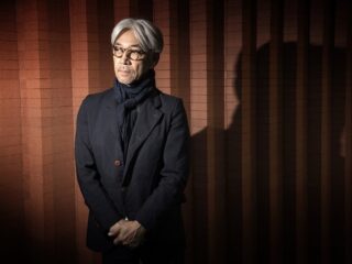 Absurd en vervreemdend: Metronomy vs. Ryuichi Sakamoto