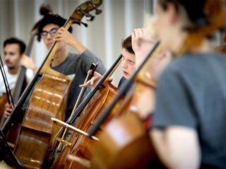 Componist des Vaderlands: 'Ze zeggen tegen tieners: we nemen jullie niet serieus'