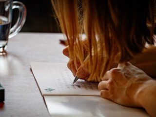 Hoeveel fout heb jij? Lees hier de nakijkinstructie van het Groot Dictee der Nederlandse Taal 2023