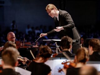 Chef-dirigent Klaus Mäkelä vertrekt een jaar eerder bij Oslo Philharmonic