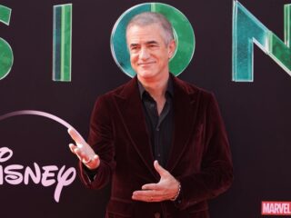 Acteur Dermot Mulroney speelt cello op scores van Michael Giacchino en dat klinkt zo