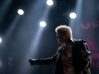 Documentaire 'Billy Idol Should Be Dead' krijgt muziek van Fall Out Boy-zanger Patrick Stump