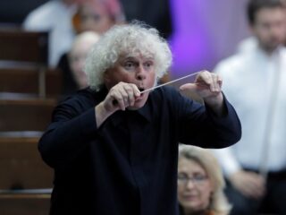 Sir Simon Rattle annuleert BBC Proms vanwege operatie