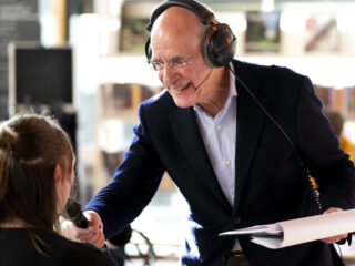 Frits Spits presenteert zijn laatste Groot Dictee: 'Volgend jaar doe ik mee vanaf de bank'