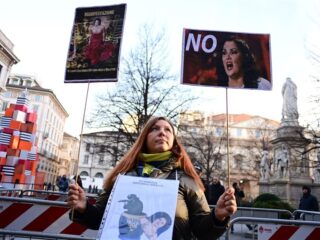 Protest in Duitsland: zangeres Netrebko moet zich tegen Poetin uitspreken