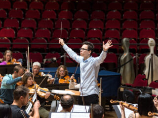 Piepjonge dirigent Tarmo Peltokoski is ziek en annuleert concerten tot eind november