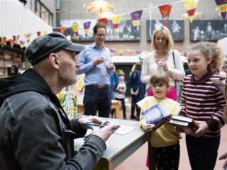 Ontlezing? Schrijver Pieter Koolwijk ziet juist veel kinderen lezen