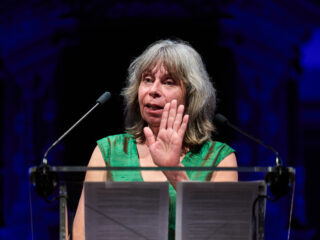 Schrijvers brengen verhalen naar AZC's: 'Een manier om kinderen welkom te heten'