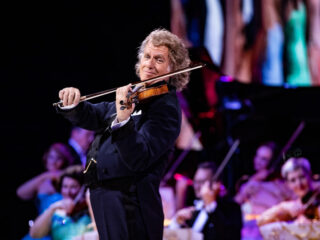 Weggestuurde straatmuzikant krijgt viool en les van André Rieu