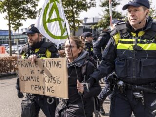 200 privéjets voor kunstliefhebbers? Politie beëindigt demonstratie kunstbeurs TEFAF