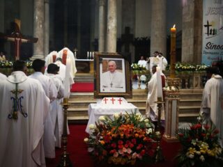 Uitvaart paus Franciscus zaterdag, gaat Koningsdag door? 'Echt een dilemma'