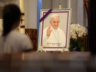 Hier kun je de uitvaart van Paus Franciscus live volgen + 3 bijzonderheden