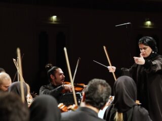 Primeur in Iran: vrouwelijke dirigent Paniz Faryousefi leidt symfonieorkest Teheran