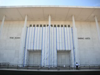 Het Kennedy Center in Washington DC is tot nader order gesloten. Hoe moet het verder met de concertzaal, waar de Amerikaanse president zijn naam zo graag op de gevel wil zien?