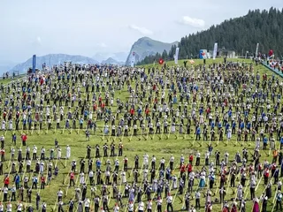 Moet je zien: 1.006 alpenhoorn-spelers verbreken record in Zwitserse Alpen