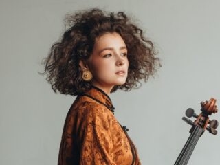 Cellist Anastasia Kobekina ontvangt Bernstein-award van 10.000 euro