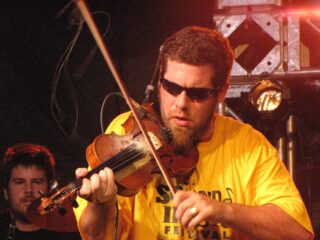 Violist onterecht als zedendelinquent in AI-overview, eist 1 miljoen van Google