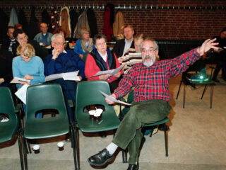 Een tragikomisch hoorspel: luister nu naar podcast Boze Bejaarden