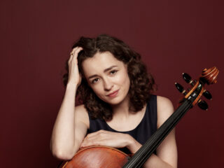 Cellist Anastasia Kobekina timmert aan de weg in Duitse documentaire