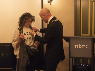 Dieuwertje Blok geridderd. 'Wat bindt ons nog in dit land? Dieuwertje Blok!'