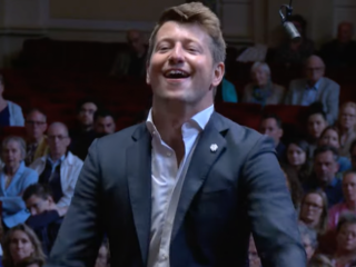 Hannes Minnaar soleert in Mozarts 'Pianoconcert nr. 25'