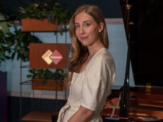 Zangeres Elisabeth Hetherington doet klemmend beroep op minister Eppo Bruins