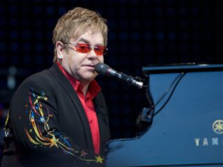 Rockmuzikant Elton John ontvangt prijs vernoemd naar klassieke pianist Glenn Gould