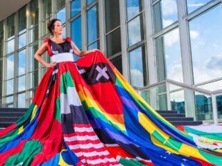 Componist Thomas van Dun maakt de verhalen achter de Amsterdam Rainbow Dress hoorbaar