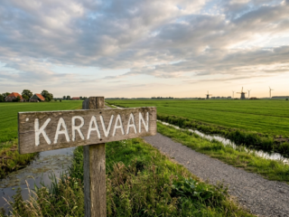 Karavaan trekt het theater de polder in