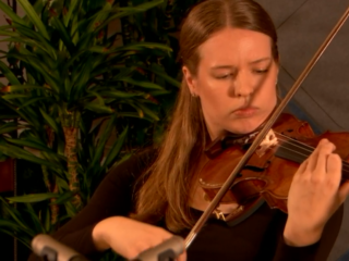 Kijk terug: violist Hawijch Elders daagt zichzelf uit op debuutalbum Visions for Violin