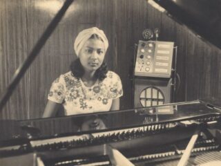 Van exotische publiekstrekker naar waardig cultuurdrager, wie was Surinaamse componist Majoie Hajary?