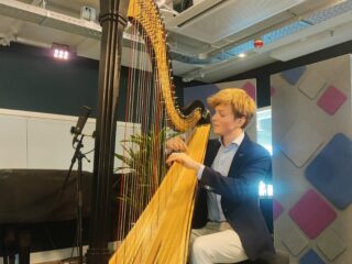 Harpist Joost Willemze wil vooral verhalen vertellen