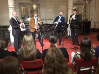 Brugklassers puzzelen in Concertgebouw tijdens escaperoom met Nieuw Amsterdams Klarinet Kwartet