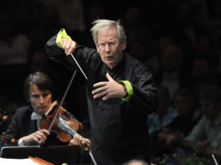 Dirigent John Eliot Gardiner trekt zich terug uit productie na incident met zanger