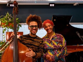 Djuwa Mroivili en James Oesi spelen muziek van hun album Adoration