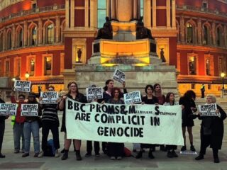 Verstoring concert door pro-Palestijnse demonstranten tijdens BBC Proms: 'Medeplichtig aan genocide'