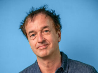 Jurrian van Dongen wint Willem Wilminkprijs met lied over misbruik