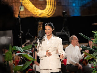 Inez zingt hit 'Houbi Ana' tijdens Symfonische Sessies