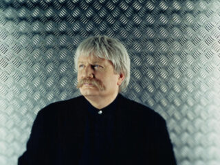 Componist Karl Jenkins dirigeert voor een betere wereld