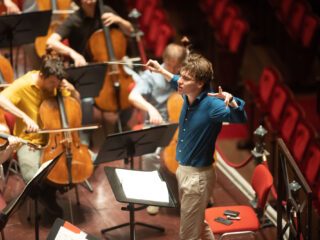 Talentvolle dirigent Klaus Mäkelä (28) wordt ook chef-dirigent in Chicago