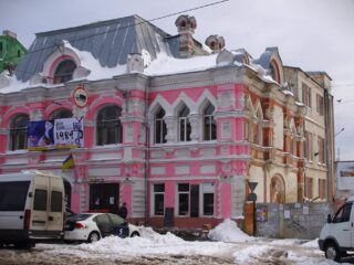 Russische bommen beschadigen concertpodia in Kyiv