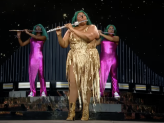 Popster Lizzo speelt Mozart op Glastonbury Festival en dat klinkt zo!